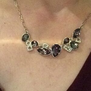 Rhinestone necklace wth grey clear stones